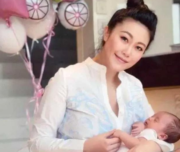 2021年，郭晶晶身价百亿的闺蜜罗力力，全身赤L，怀抱5个月大的女婴，从香港某豪