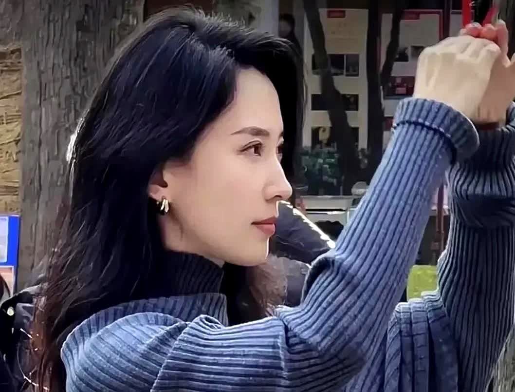 我觉得汪峰还是爱着章子怡的。因为宁静问他既然喜欢孩子，还会不会再生几个，