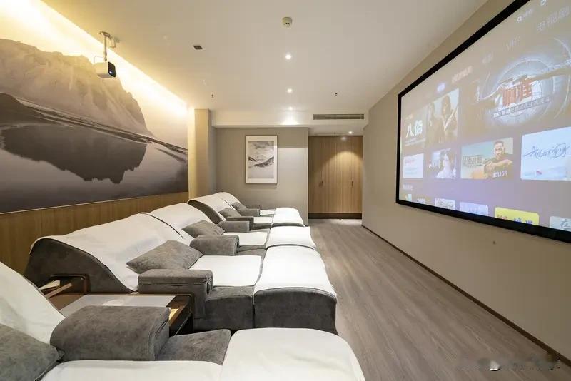 西藏贡嘎一个看似普通的足浴店，背后竟暗藏惊人秘密！近日，当地警方在开展营业场所摸