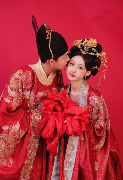 这是刚结婚就暴雷啊！领证前一天男方出轨，这也太过火了。