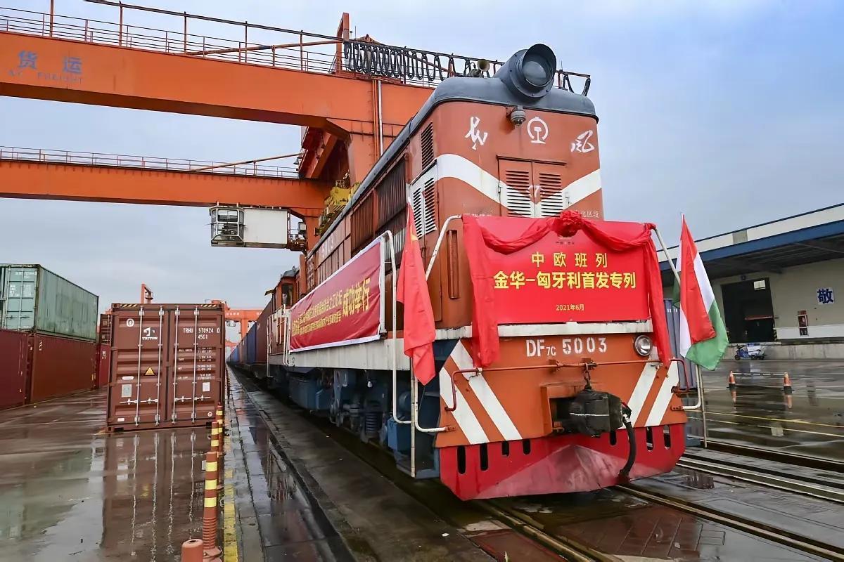 9月22日，俄罗斯方面称，中国正式开通全球首条，中国-欧洲北极集装箱快航航线，该
