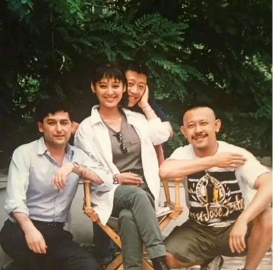 1993年，北京电影制片厂的化妆间里，刘晓庆把一杯热茶重重放在桌上，蒸汽模糊了镜