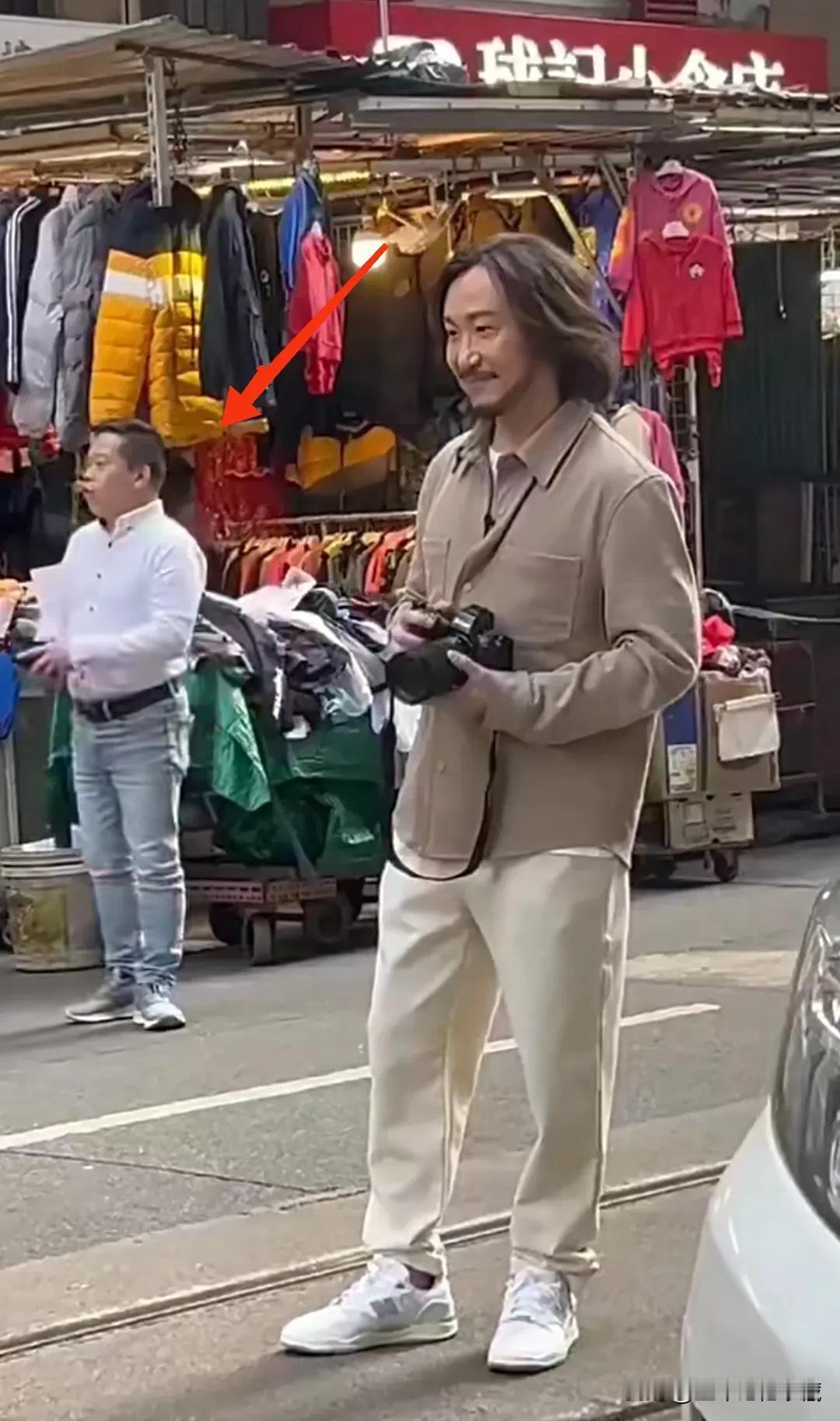 离婚后首次现身街头的郑中基笑容灿烂！郑中基官宣离婚后，独自一人在街头手拿照相机拍