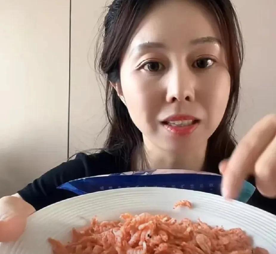 田媳妇说亲婆婆道：哎，想起当初，人家只发三十八元工资的时候，我们不嫌弃人家，每次