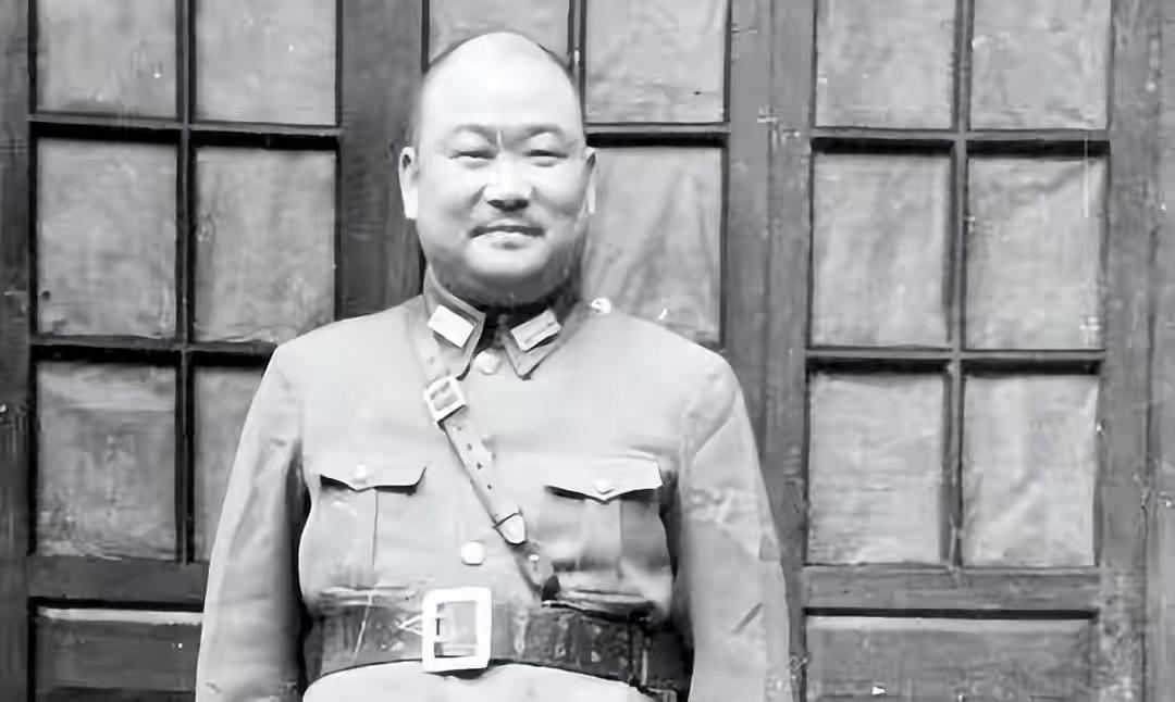 淮海战役唯一能击败粟裕的人，蒋介石三请四请，为何最后按兵不动这事儿得从194