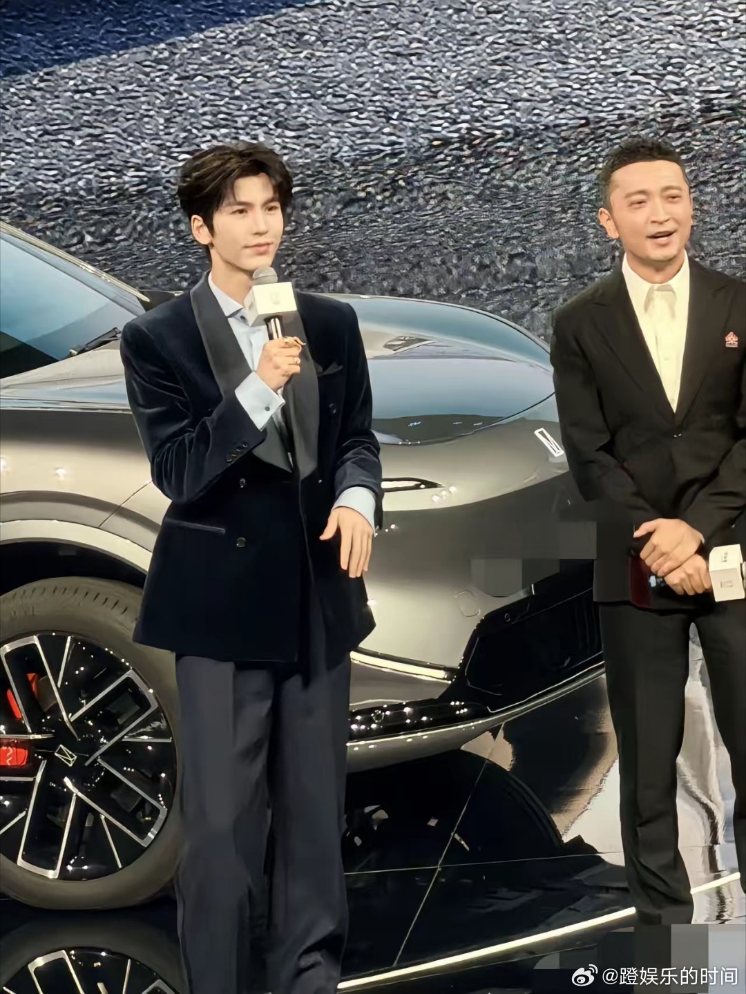 张凌赫呀张凌赫你藏的可是够深的长的帅演技好也就罢了，连主持人小尼都直言：张凌赫的