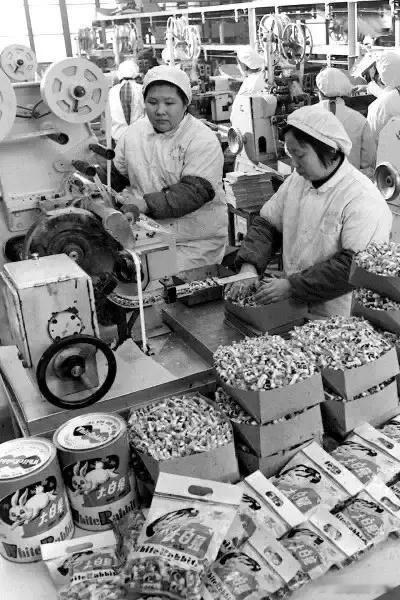 1977年2月9日，上海益民食品五厂糖果车间工人在为春节生产一批“大白