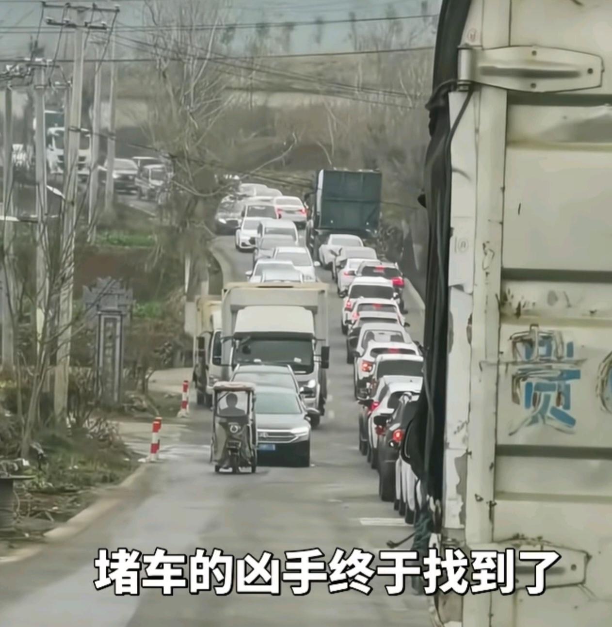 堵车的“凶手”终于找到了！一车之上万车之下，堵车的尽头永远是老头！他的眼里只