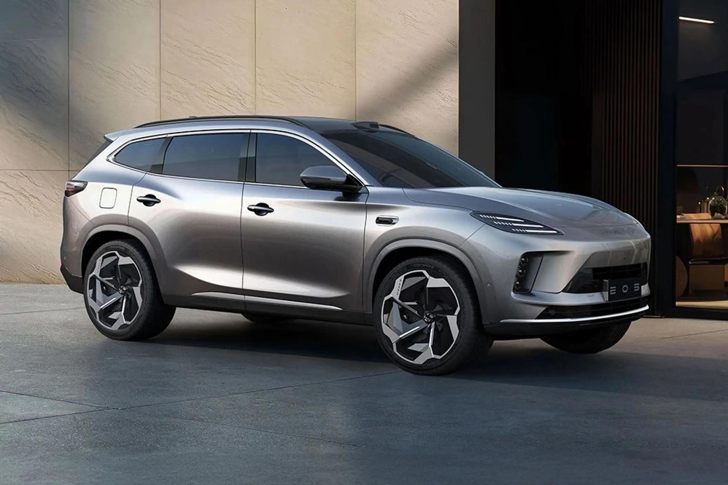 最近开这车这段时间，最惊喜的就是它的智驾系统。早高峰堵路、城中村窄路会车都不用我