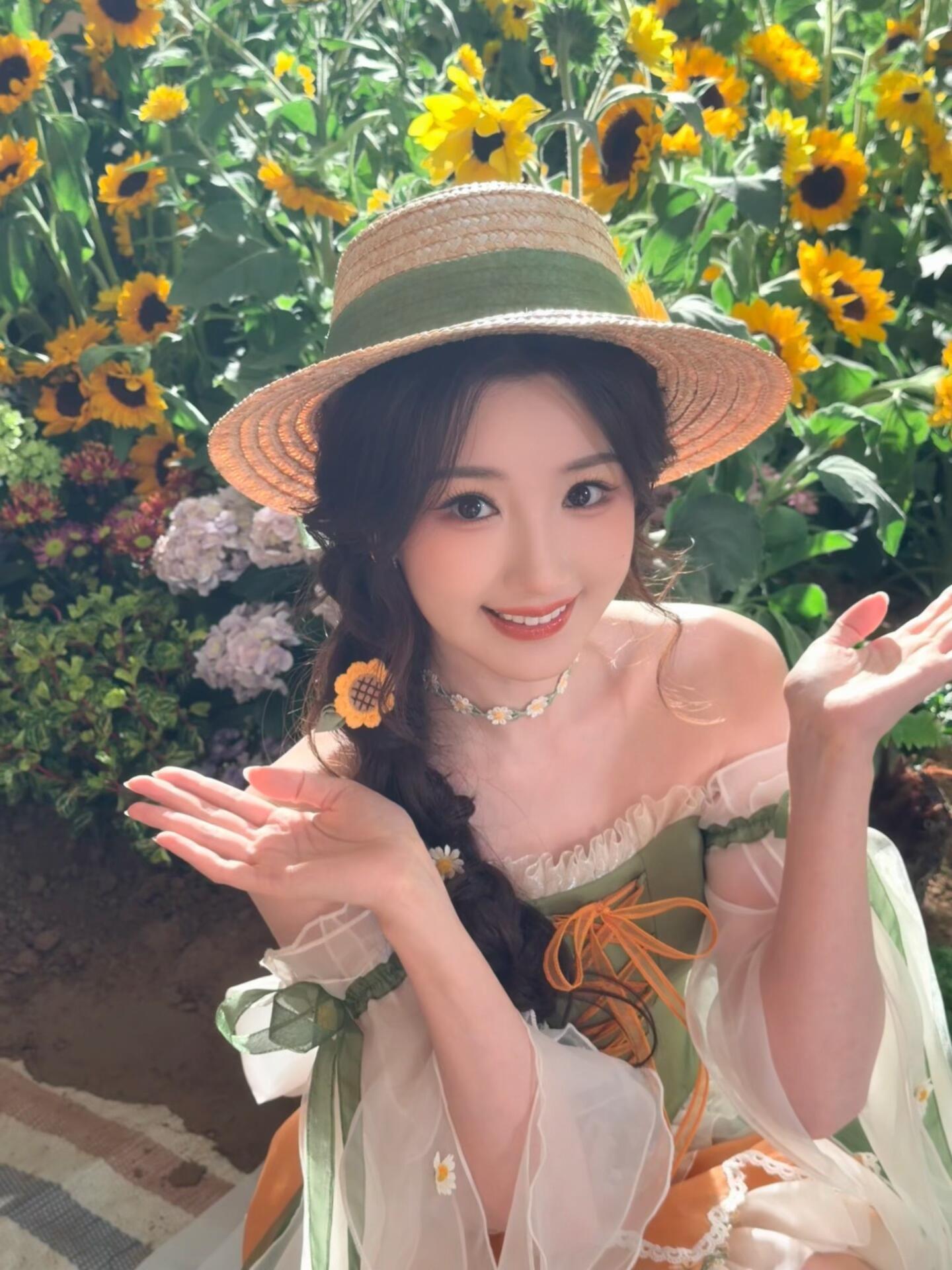 毛晓彤就这么萌萌的对镜头笑谁懂啊！看这组图之前：向日葵好美🌻看这组图之后：毛晓