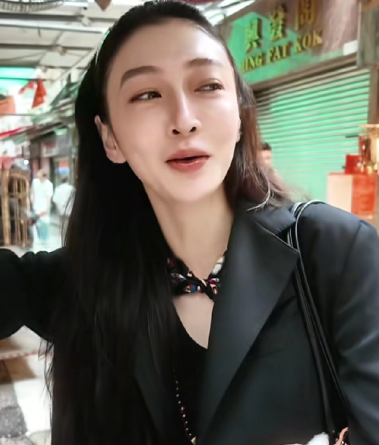 女明星潘之琳在香港逛街她穿着巴黎世家的鞋子，走着走着鞋底就掉了，脚趾头都露出来