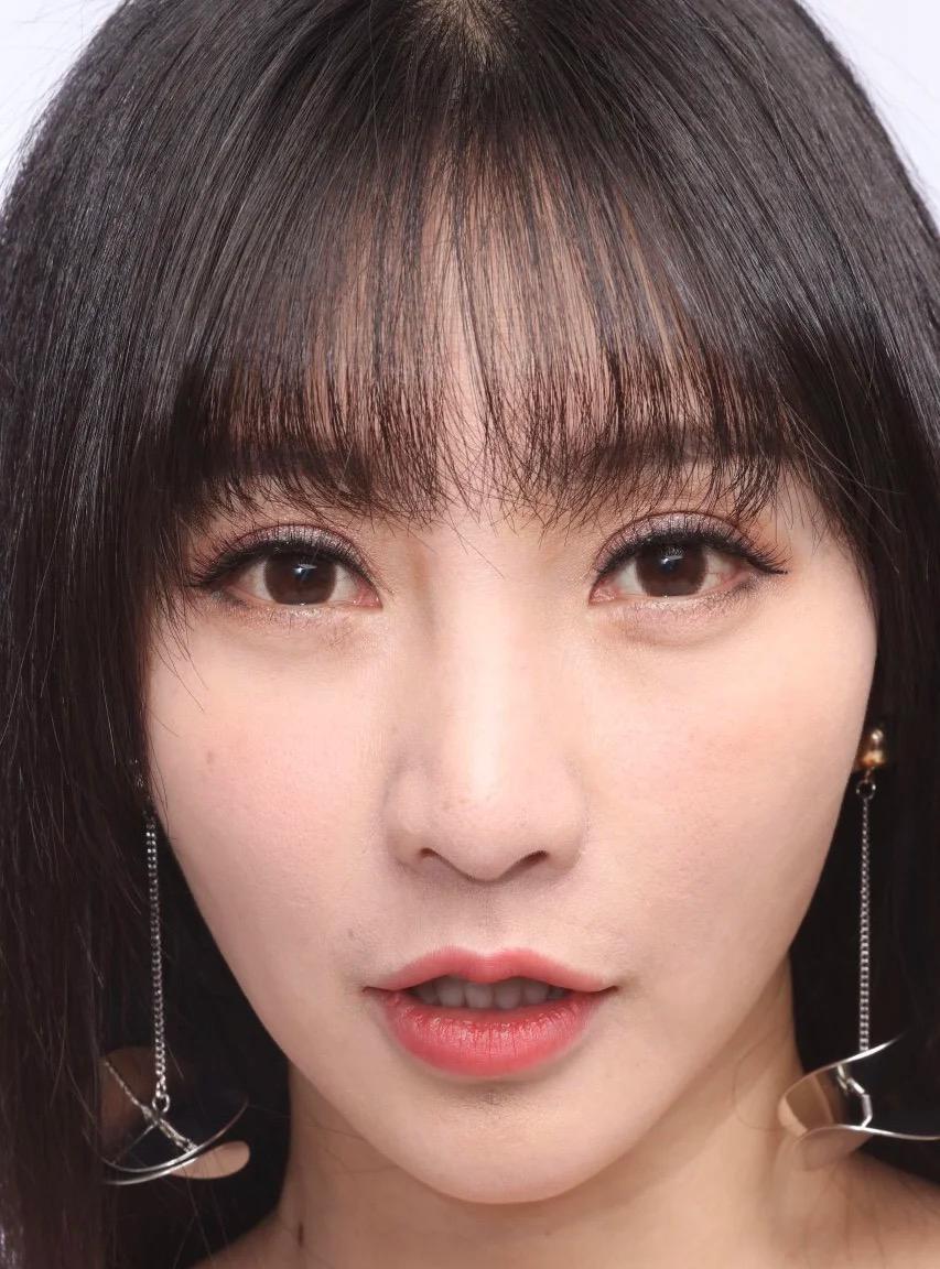 柳岩怼脸美图