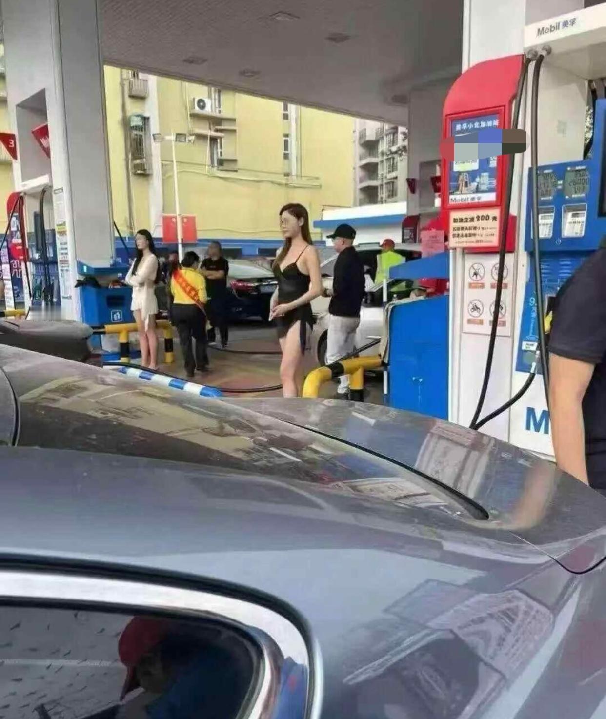 太卷了吧？加油站为了多卖出油，居然请穿着暴露的女模特站岗广东江门市一加油站搞