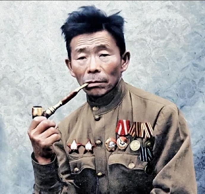 1941年，一个身材矮小的木匠走进苏联红军征兵点，成了一名火头兵。谁也没料