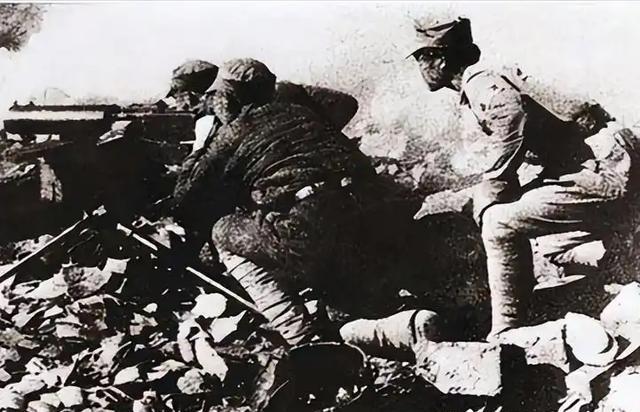 1938年，万家岭战后，漫山遍野都是腐烂的尸体，无人愿意打扫战场，一个乞丐主动前