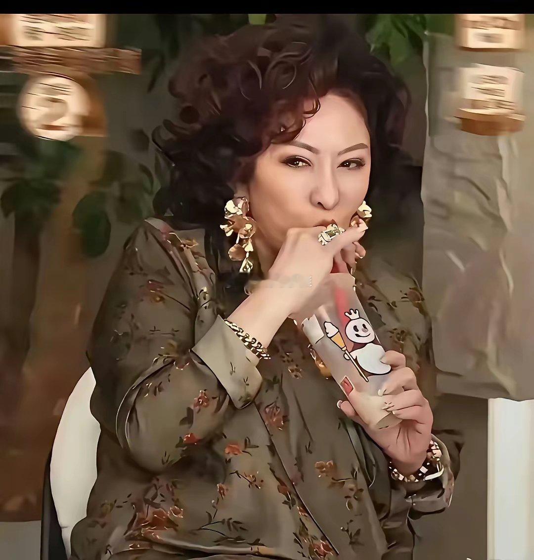 向太这样的富婆喝蜜雪冰城，我这样的穷人也喝蜜雪冰城，证明什么？