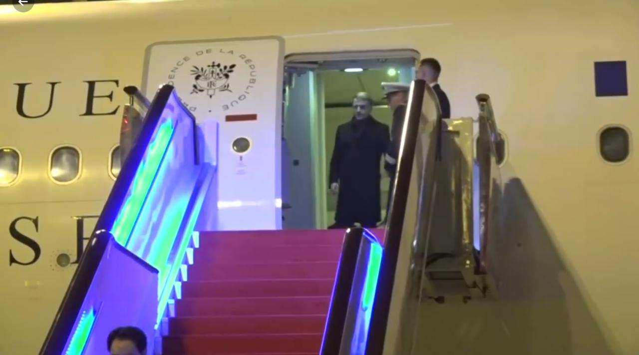 12月4日马克龙抵达成都机场，并没有和布里吉特同时出镜，而是先走到机舱门口，看夫