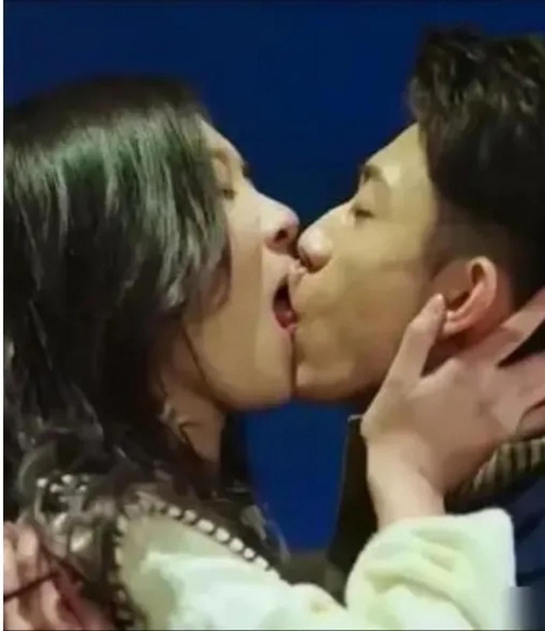 导演刚喊停，现场静得连针掉地上都能听见。25岁的张一山刚从那段吻戏里缓过来，脸一