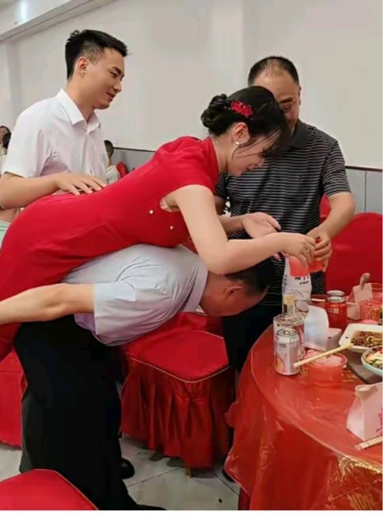 闹洞房结婚喜事特别多；某地有个大风俗；老公背着俊媳妇；逐个敬酒又敬烟；