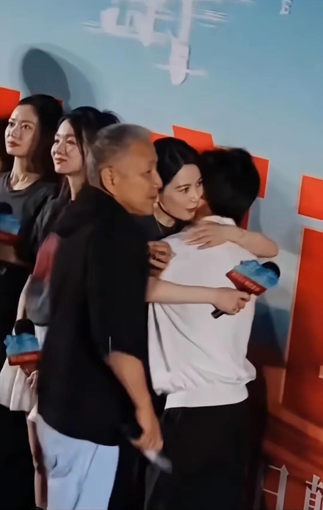当年解密路演，王宝强想拥抱陈道明，陈道明一把推开王宝强，俞飞鸿很细心，看到这个情