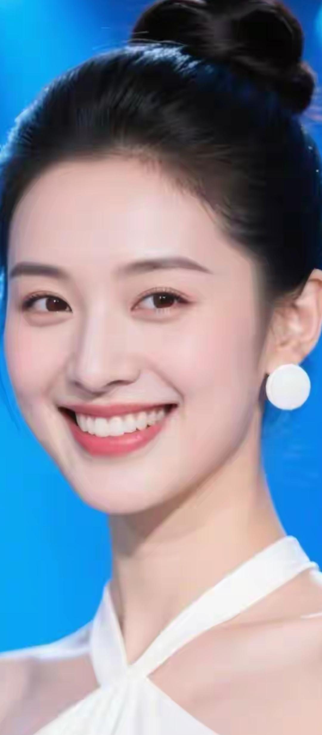 甜美笑容，优雅白裙，闪耀耳环，完美女神！