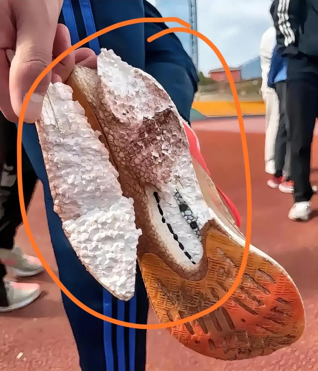 今天孩子上体育课突然打电话，说跑800米鞋子直接坏了，急得我火急火燎送鞋过去。