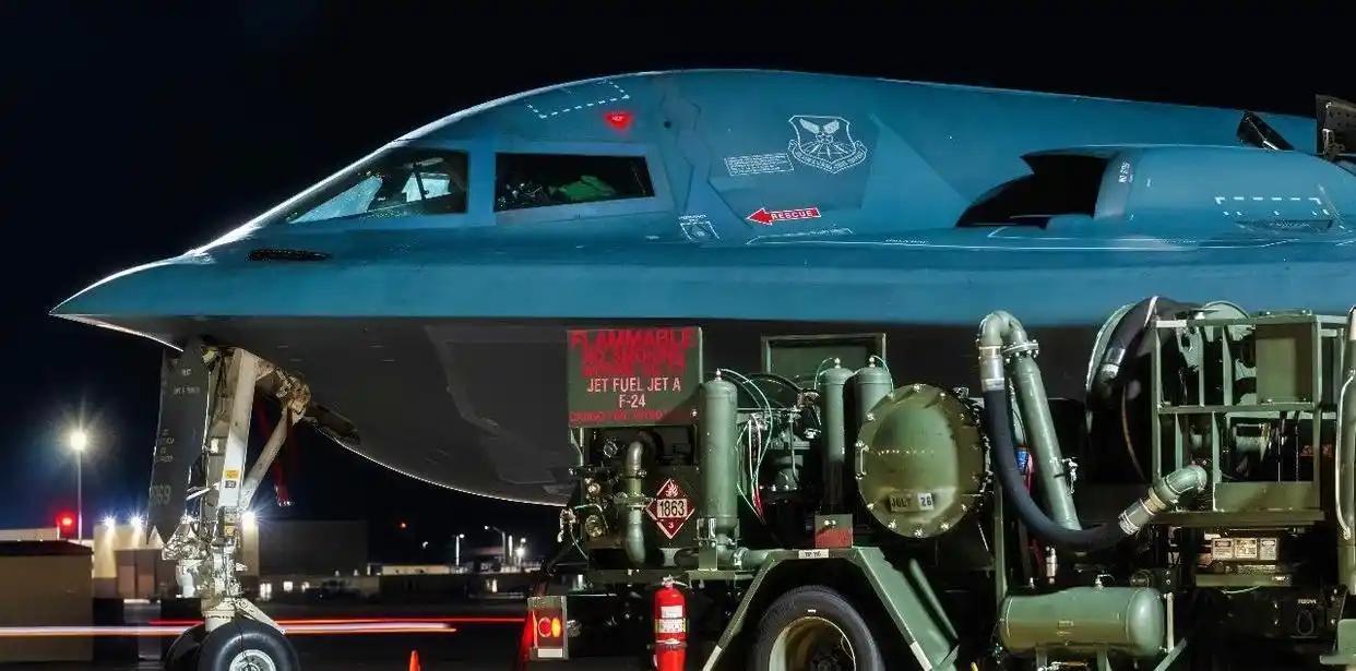 王炸，据外媒消息，中国研发的新一代远程战略轰炸机H-20正在地面滑跑测试。这