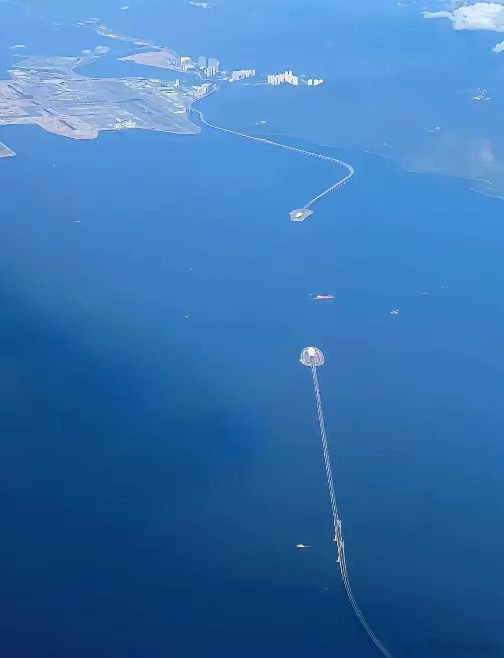 尽管深中通道已经开通，但每次放长假，珠江口的堵车还是照旧。​​​