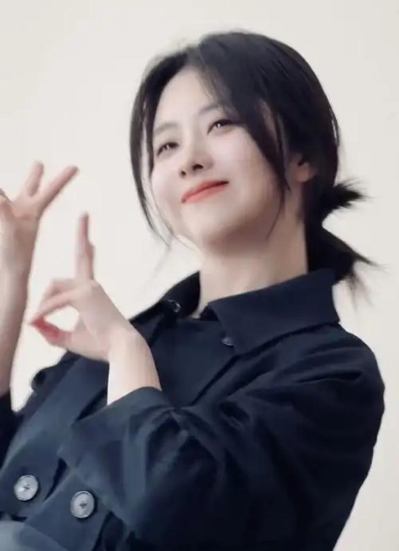 谭松韵不签公司，真相竟藏着她对娱乐圈的透彻洞察！当别人挤破头抢资源时，她偏选最难