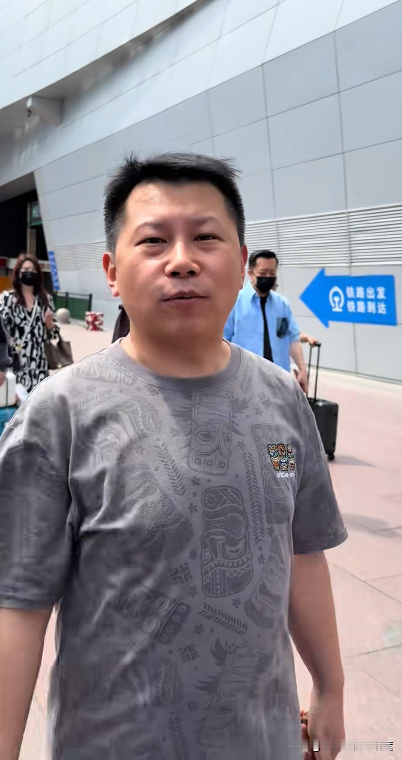 何云伟所在的北京曲艺团来到了北戴河，同行的演员还有李菁，张天雷等。作为北京曲艺团