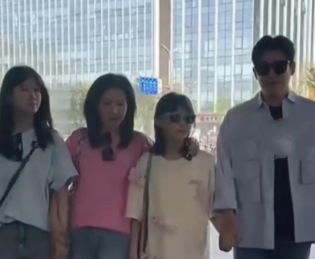 大帅哥陆毅和老婆鲍蕾和女儿一家人在青岛就餐被网友偶遇，陆毅还是那样高大，乌黑秀发