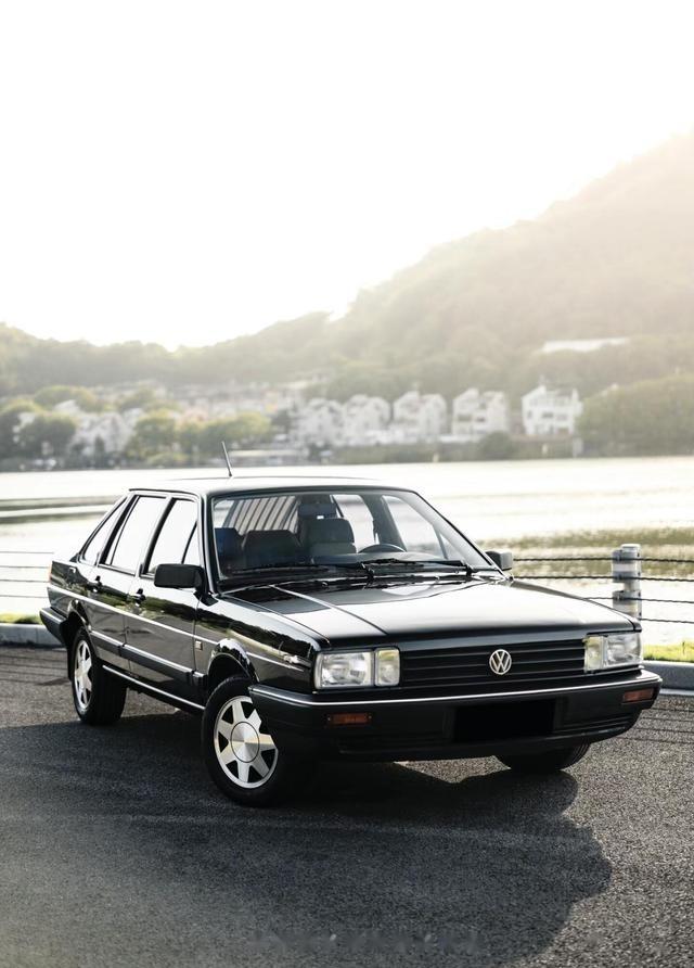 1983年，中国第一次引进桑塔纳汽车，原本定价为8万，但中方代表认为16万更合适