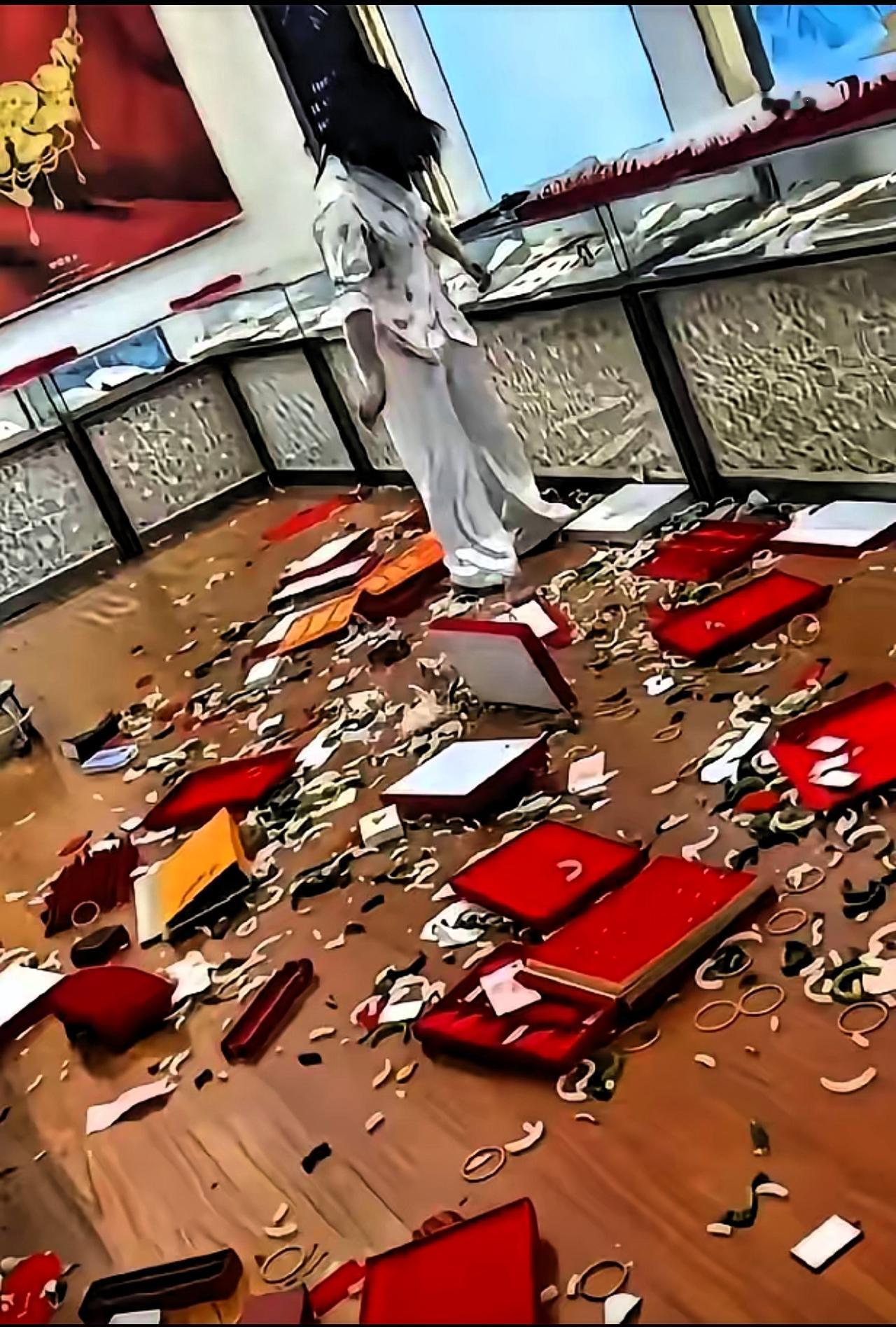 现在才明白，那小仙女在珠宝店疯砸东西时，为啥没一个工作人员上前拦着？搞不