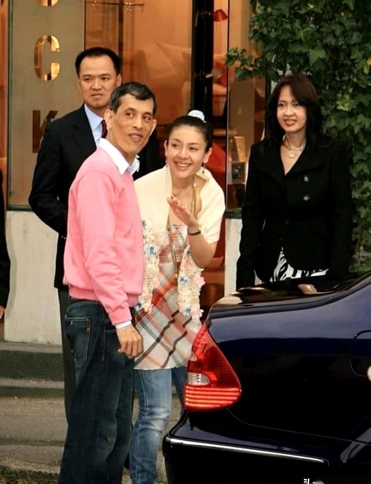 泰王身边，苏提达和西拉米，一个是教科书，一个是心头肉。苏提达在场，空气都是凝固
