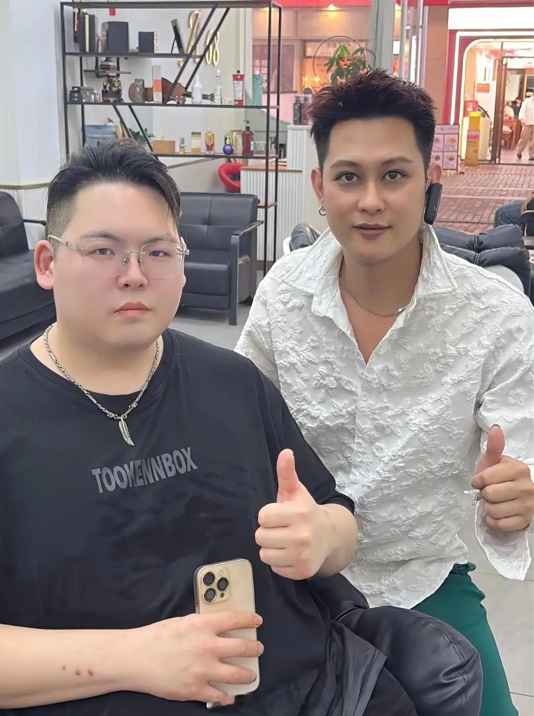 向华强和陈岚的38岁小儿子向佑现身广州一家造型工作室剪头发，他的身材胖胖的，皮肤