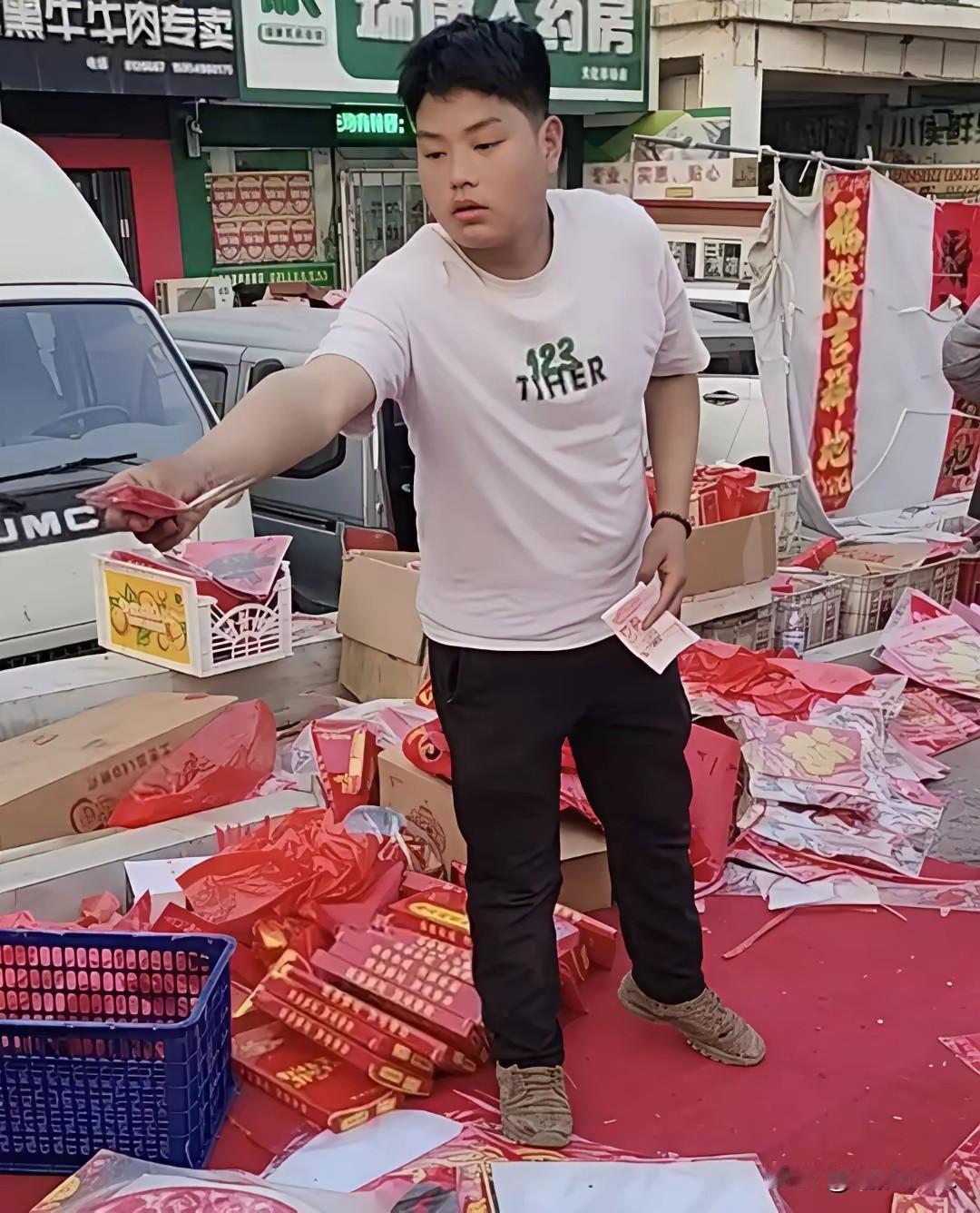 14岁龙凤胎寒冬摆摊卖春联，7天赚3万！这才是少年该有的模样最近山东招远一