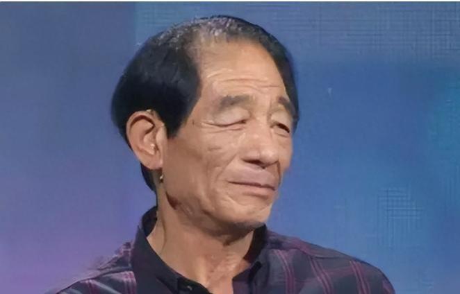 2024年的冬天，河北沧州的小村庄被寒气笼罩，73岁的老马手里端着一碗刚出锅的小