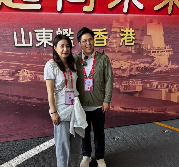 郭晶晶近况照片：参观航空母舰山东舰编队。亲身体验枪械操作。时间是7月6日。地