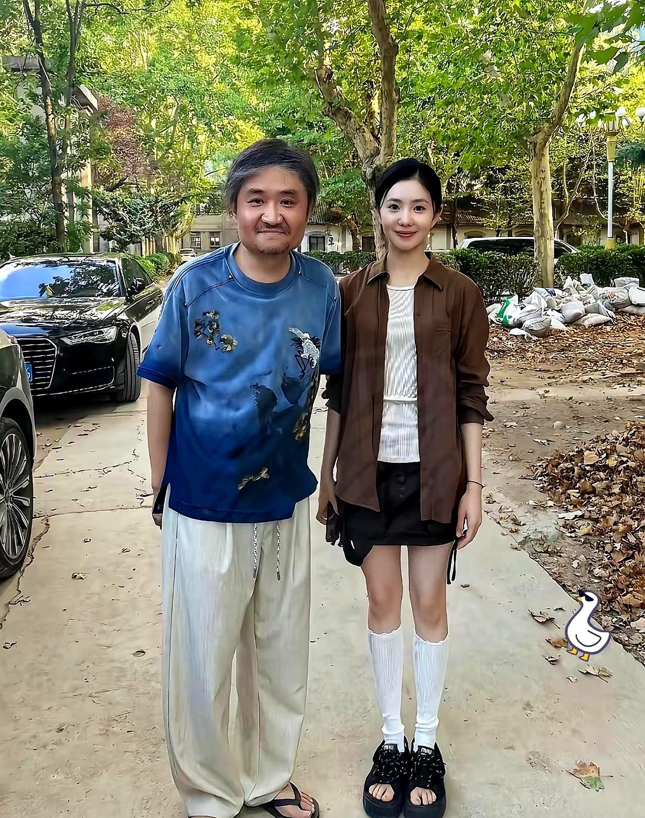 那双“袜子”，脚掌全空，脚趾在灯下发亮，像把脚丫子直接挂在镜面上。轮到刘浩存玩
