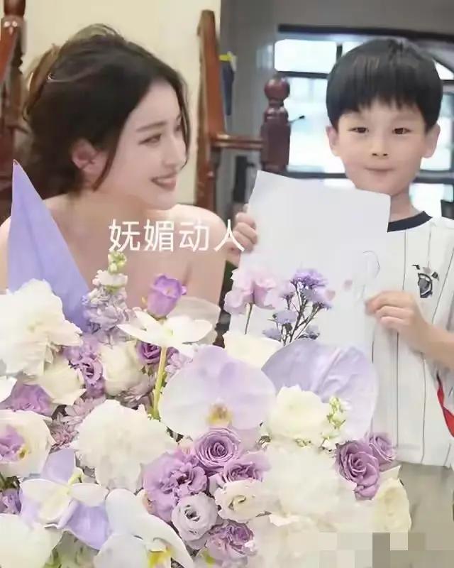 山东一位高颜值宝妈的近况，最近在网上掀起了不小的热议。明明才32岁，模样精致灵动