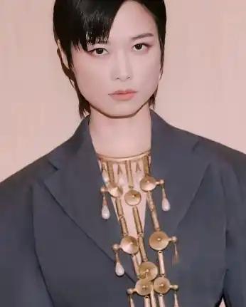 李宇春，41岁，出道20年，依然活跃在时尚圈、影视圈、音乐圈等各个领域。时尚界