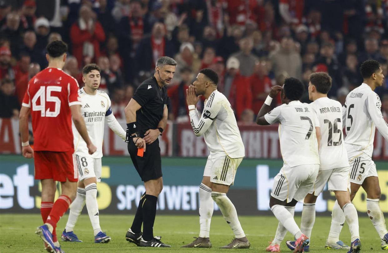 在拜仁慕尼黑对阵皇马的比赛中，穆西亚拉突破时，又一次被防守球员拉扯球衣放倒，一次