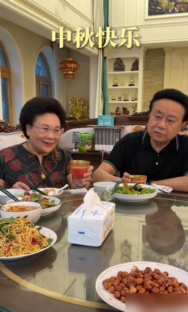伊能静晒全家福，网友全盯着秦昊爸妈的脸看，太像了，像到离谱。老两口在沈阳家里张罗一桌子菜，吃完饭一起