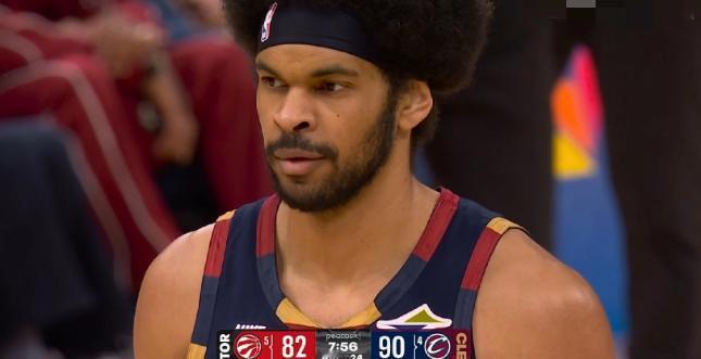 骑士当家中锋阿伦真是太有眼力见了！在昨天骑士主场以115：105战胜猛龙的季后赛