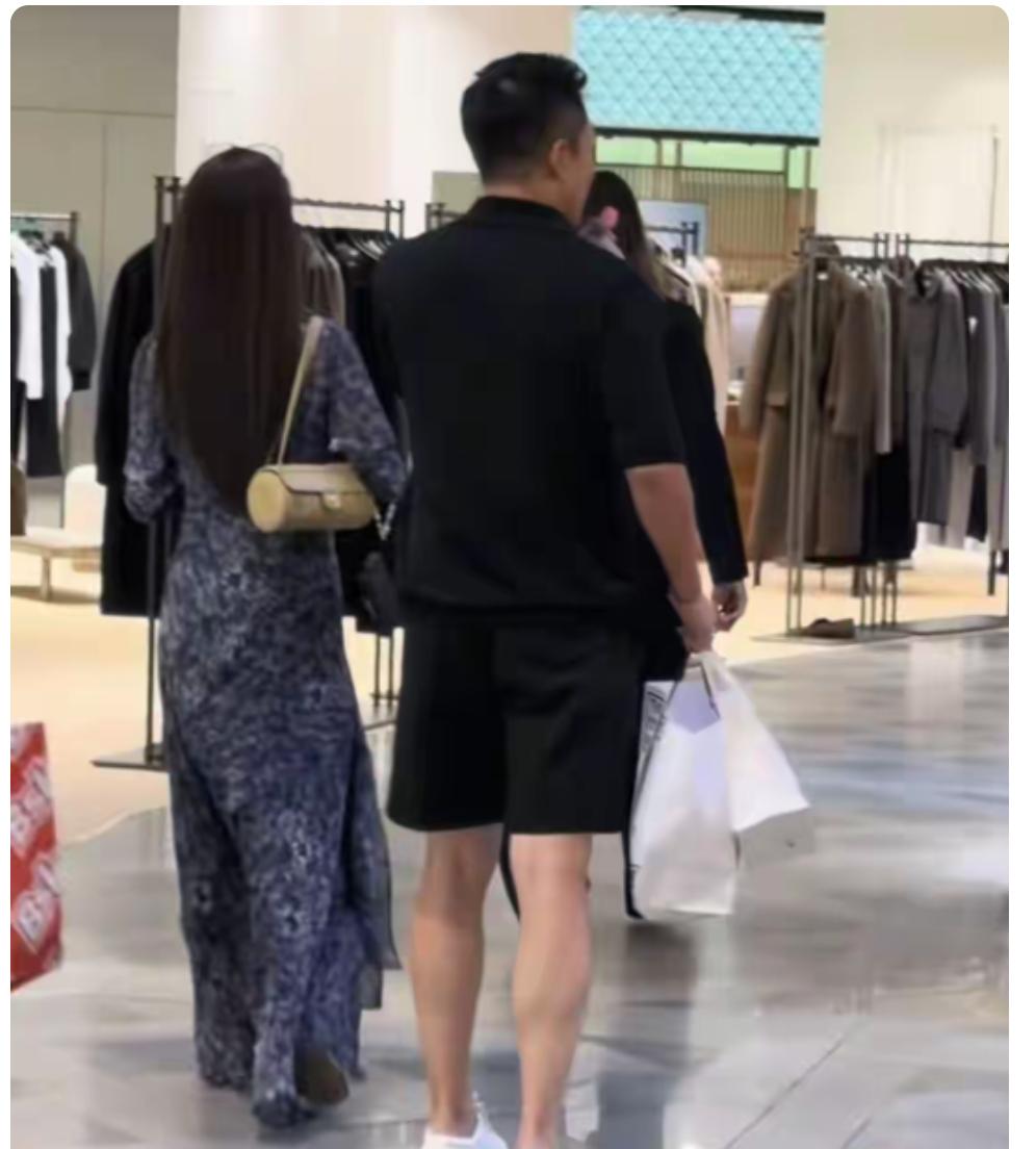 汪小菲和筱梅在巴黎购物，被网友偶遇，这段时间小菲在巴黎学习，筱梅陪同。他们休闲时