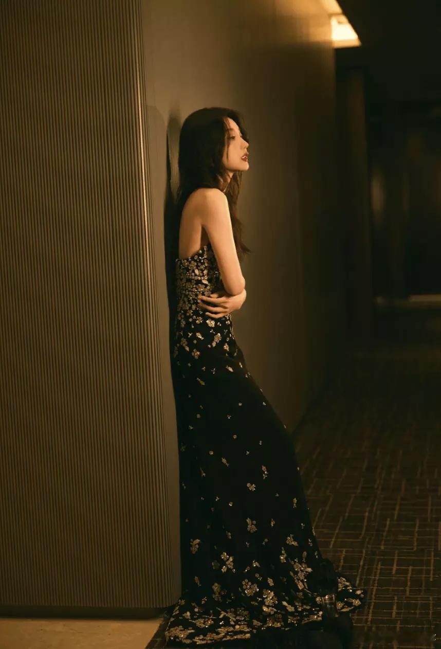 青青娱乐毛晓彤身着黑金露腰吊带裙性感冷艳长发垂肩神态松弛舒展