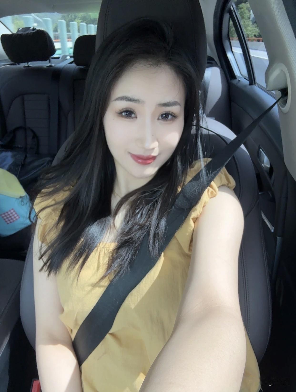 晒一晒你心目中的女神车中美人笑，风里发如丝。