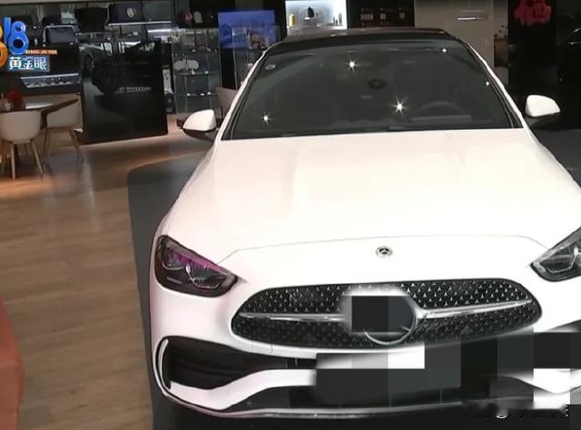 浙江嘉兴。秦师傅为过年回家体面，打算买车犒劳自己。他和妻子到4S店看中奔驰C35