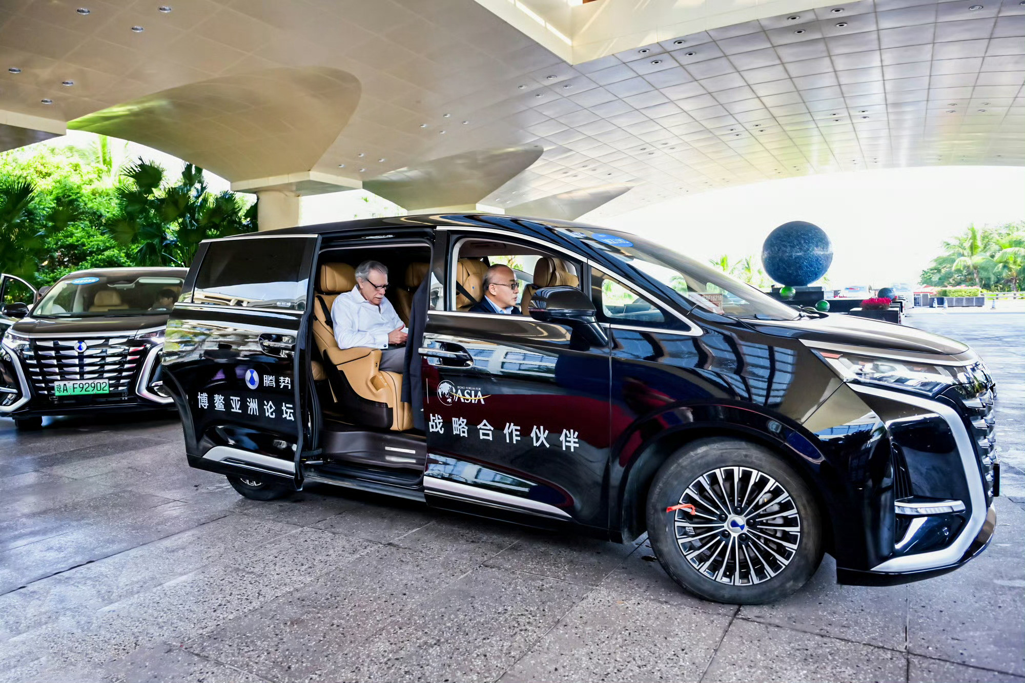 连续三年MPV销量冠军腾势D9又接到新任务了——为博鳌嘉宾保驾护航！这个任务可谓