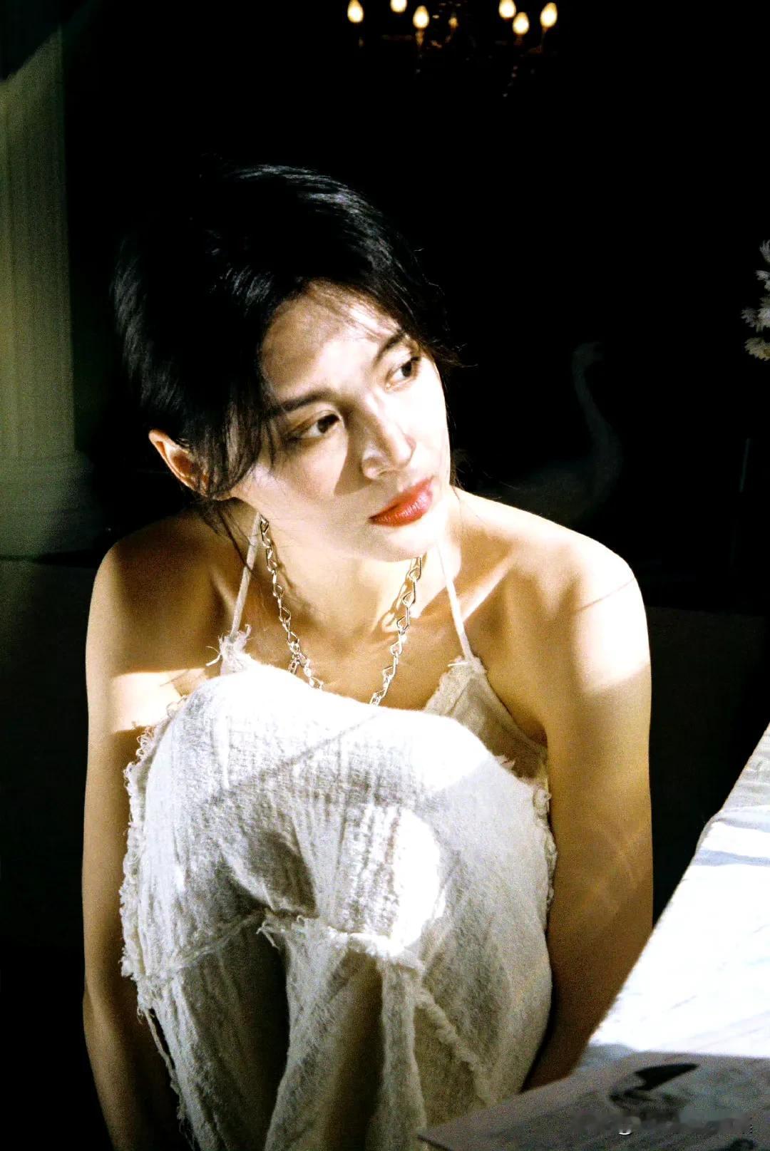 毛林林这组白色写真，简直美出了新高度！白色本就自带纯美滤镜，穿在她身上，更是将温